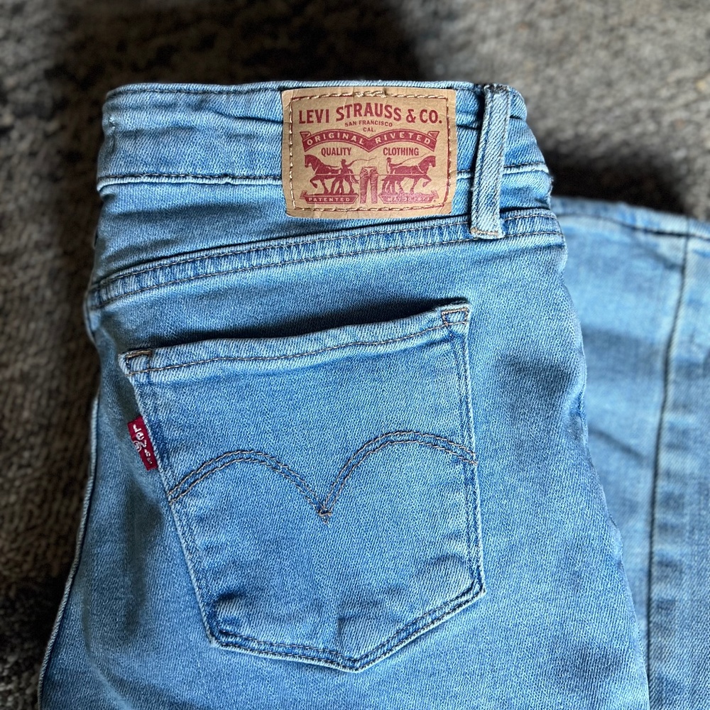 711 Women’s Levi jeans